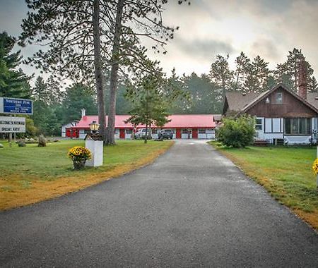 Northern Pine Inn Hayward Extérieur photo