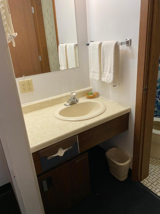 Northern Pine Inn Hayward Extérieur photo