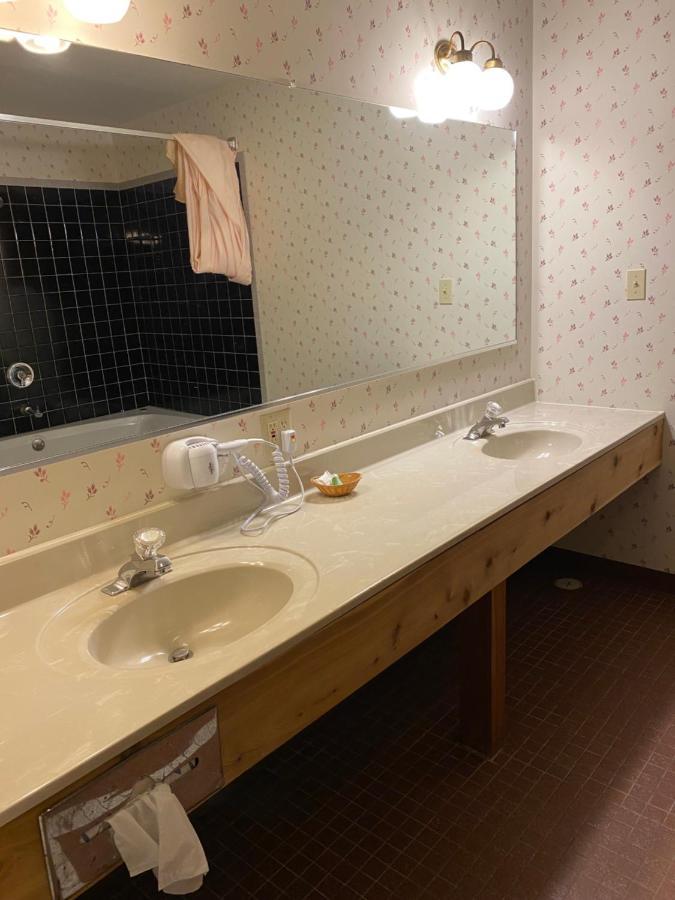 Northern Pine Inn Hayward Extérieur photo