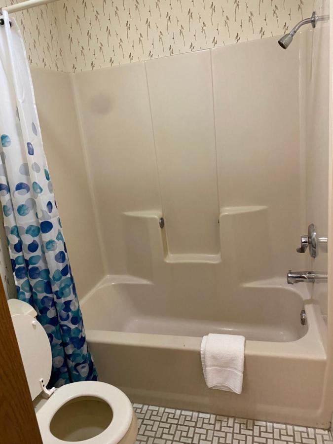 Northern Pine Inn Hayward Extérieur photo