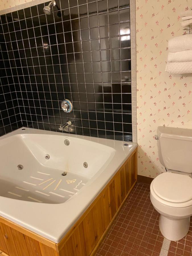 Northern Pine Inn Hayward Extérieur photo