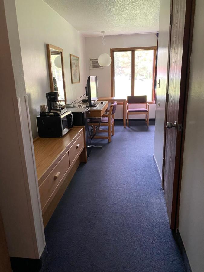 Northern Pine Inn Hayward Extérieur photo